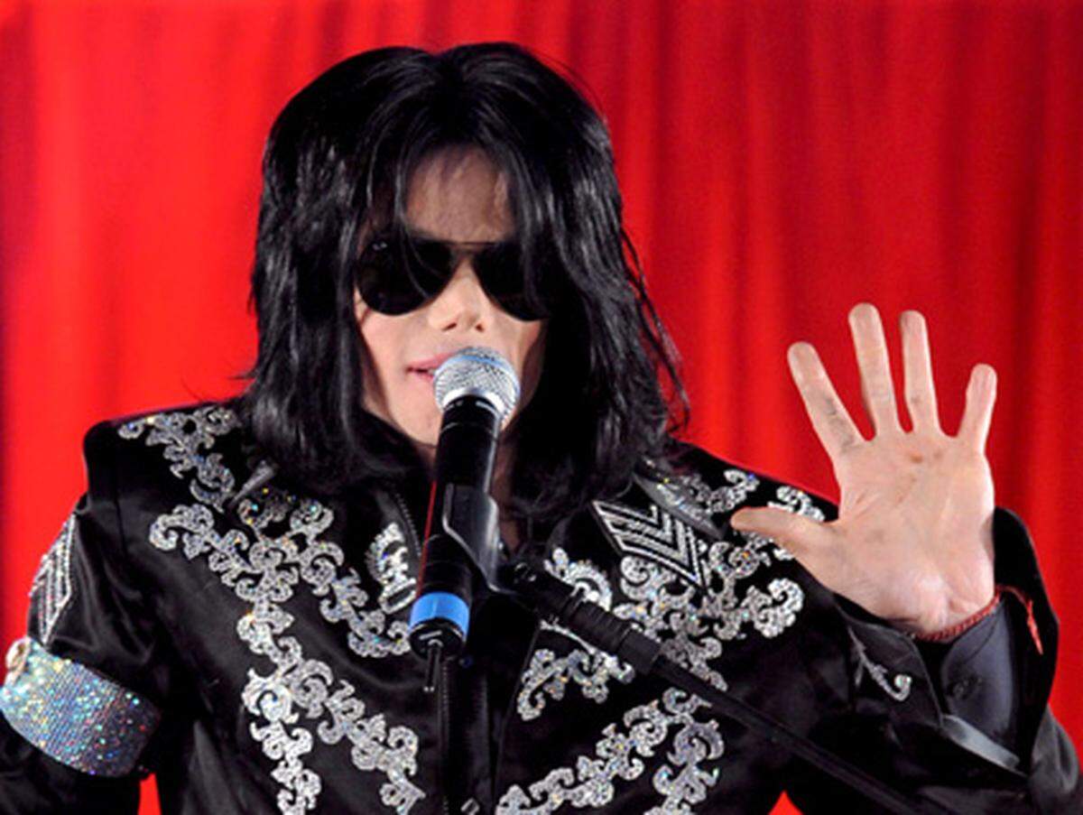 Das Jahr 2009 hätte das Jahr des  "King of Pop" sein sollen und das wurde es auch - nur ganz anders als geplant. Michael Jackson wollte mit einem riesigen Konzertreigen sein Comeback einläuten, doch es kam nicht dazu. Im Alter von 50 Jahren erlitt er am 25. Juni 2009 einen Herzstillstand und konnte nicht wiederbelebt werden. Er starb an einer Überdosis des Narkosemittels Propofol.