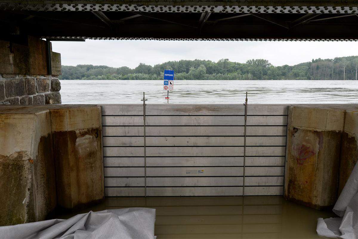 In vielen Köpfen sitzt noch immer die Erinnerung an die Katastrophe von 2002, das damals als "Jahrhundert-Hochwasser" bezeichnet wurde. Schon 2013 wurden die Pegelstände aber noch einmal übertroffen. Vermurungen, Überflutungen, Vermisste und zwei Tote in ganz Österreich. In einigen Gemeinden mussten ganzen Ortsteile evakuiert werden. Erst am Freitag konnte in ganz Österreich Entwarnung gegeben werden.Bild: Der Hochwasserschutzdamm unter der Bahnlinie in Hainburg