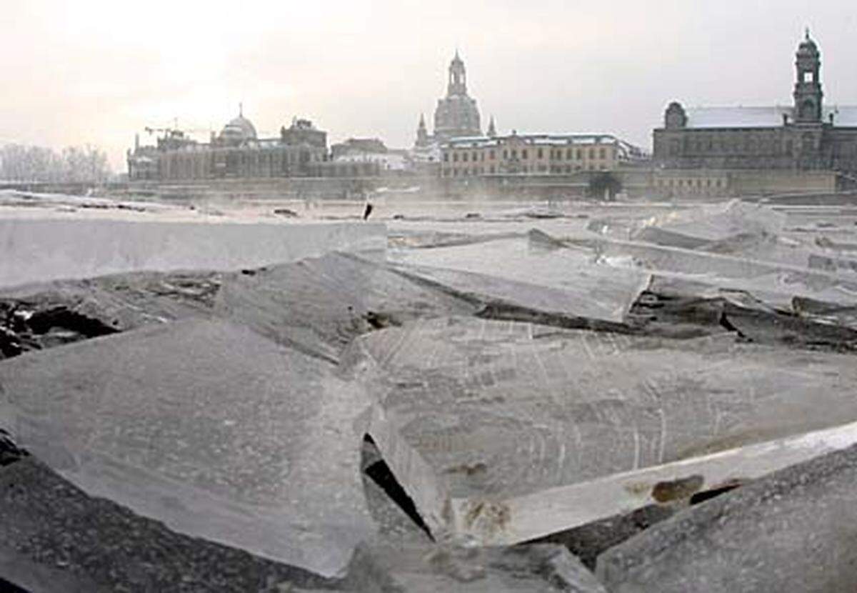 Auf der Elbe bei Dresden treiben dicke Eisschollen. Deutschland erlebte von Dienstag auf Mittwoch die kälteste Nacht dieses Winters. Besonders betroffen ist der Osten des Landes.