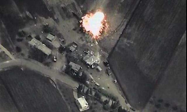 Bombeneinschlag, gefilmt durch die Zielkamera eines russischen Jagdbombers