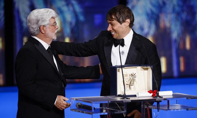 „Star-Wars“-Schöpfer George Lucas gratuliert „Anora“-Regisseur Sean Baker zur goldenen Palme in Cannes.