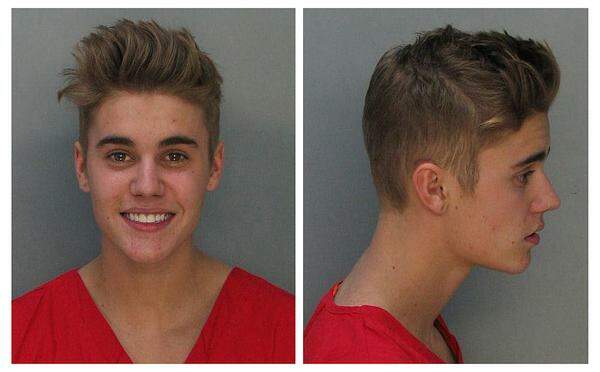 Der kanadische Popstar Justin Bieber wurde auch schon im Jänner 2014 im berauschten Zustand bei einem illegalen Autorennen in Miami festgenommen. Der Mädchenschwarm soll unter dem Einfluss von Alkohol, Marihuana und verschreibungspflichtigen Medikamenten gestanden sein.