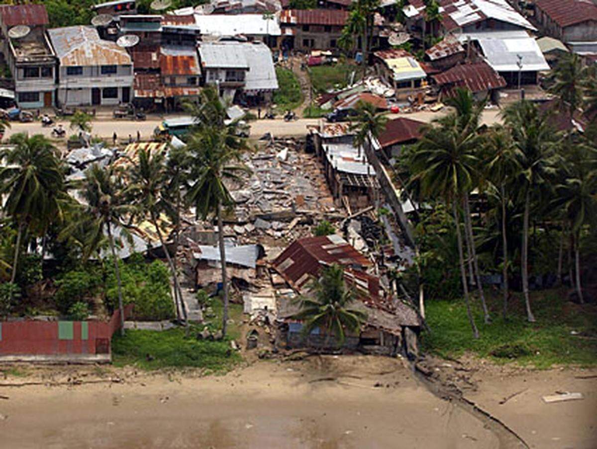 Bei einem Erdbeben auf der indonesischen Insel Nias vor Sumatra kommen 900 Menschen ums Leben.>> Zur Übersichtskarte