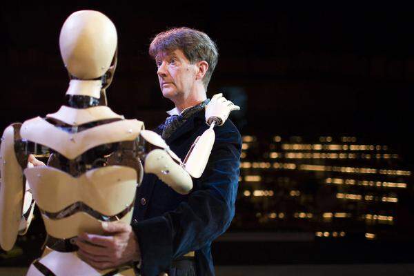 Mussten vor Jahren noch Menschen in ein Roboter-Kostüm schlüpfen, kommen in dem Musical "Robots" in Frankreich echte "Maschinenmenschen" zum Einsatz. Der Schauspieler Branch Worsham zeigte sich bei ersten Proben noch etwas skeptisch.