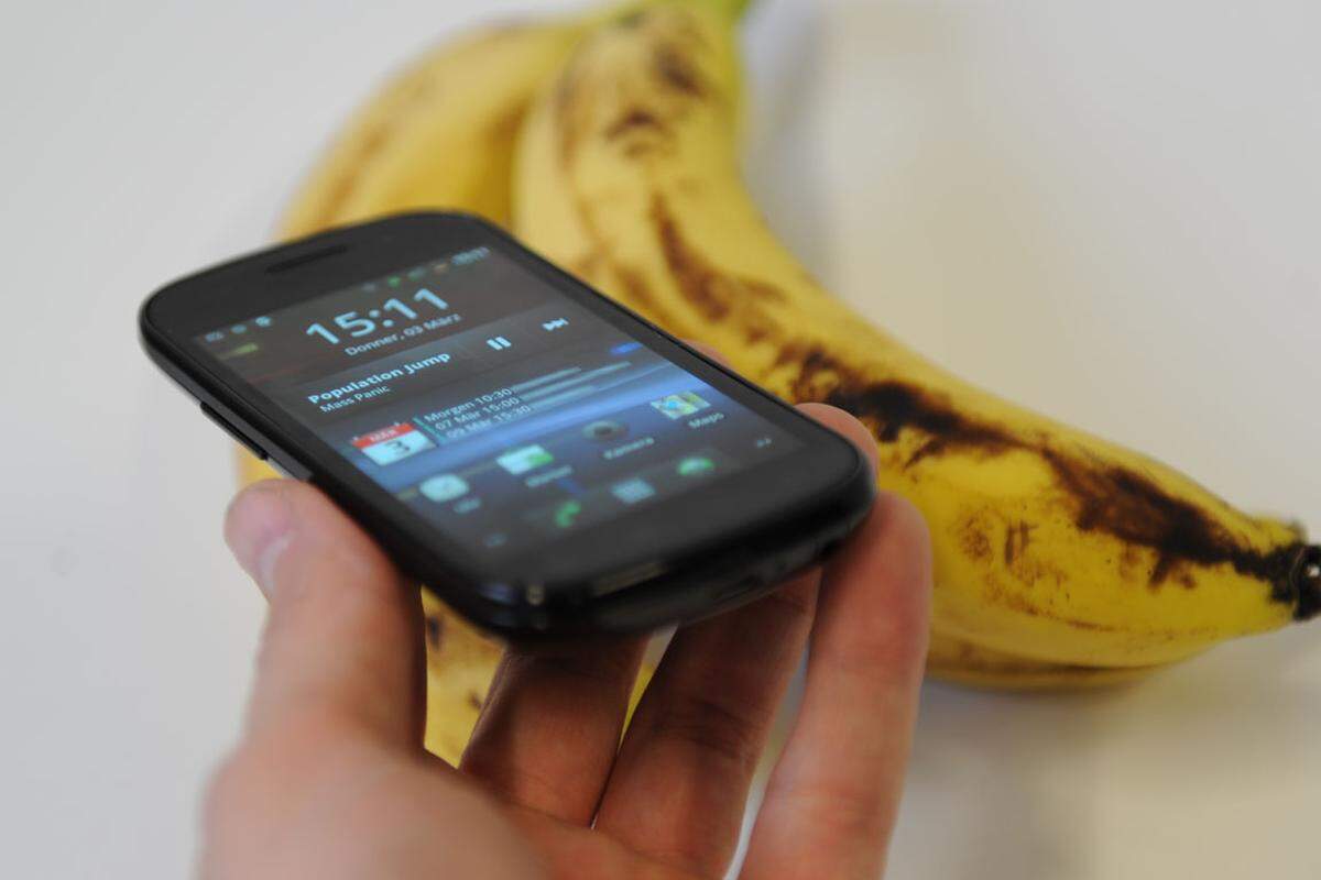 Samsung hat ein gekrümmtes Handy produziert, aber kein krummes Ding gedreht. Im Alltag arbeitet das Nexus S flott, zuverlässig und macht Spaß. Man merkt ihm aber an, dass Samsung seinem neuen Flaggschiff, dem Galaxy S2, nicht allzu viel Konkurrenz aus dem eigenen Haus machen wollte.Lesen Sie das ausführliche Fazit:Zum vollständigen Testbericht >>>