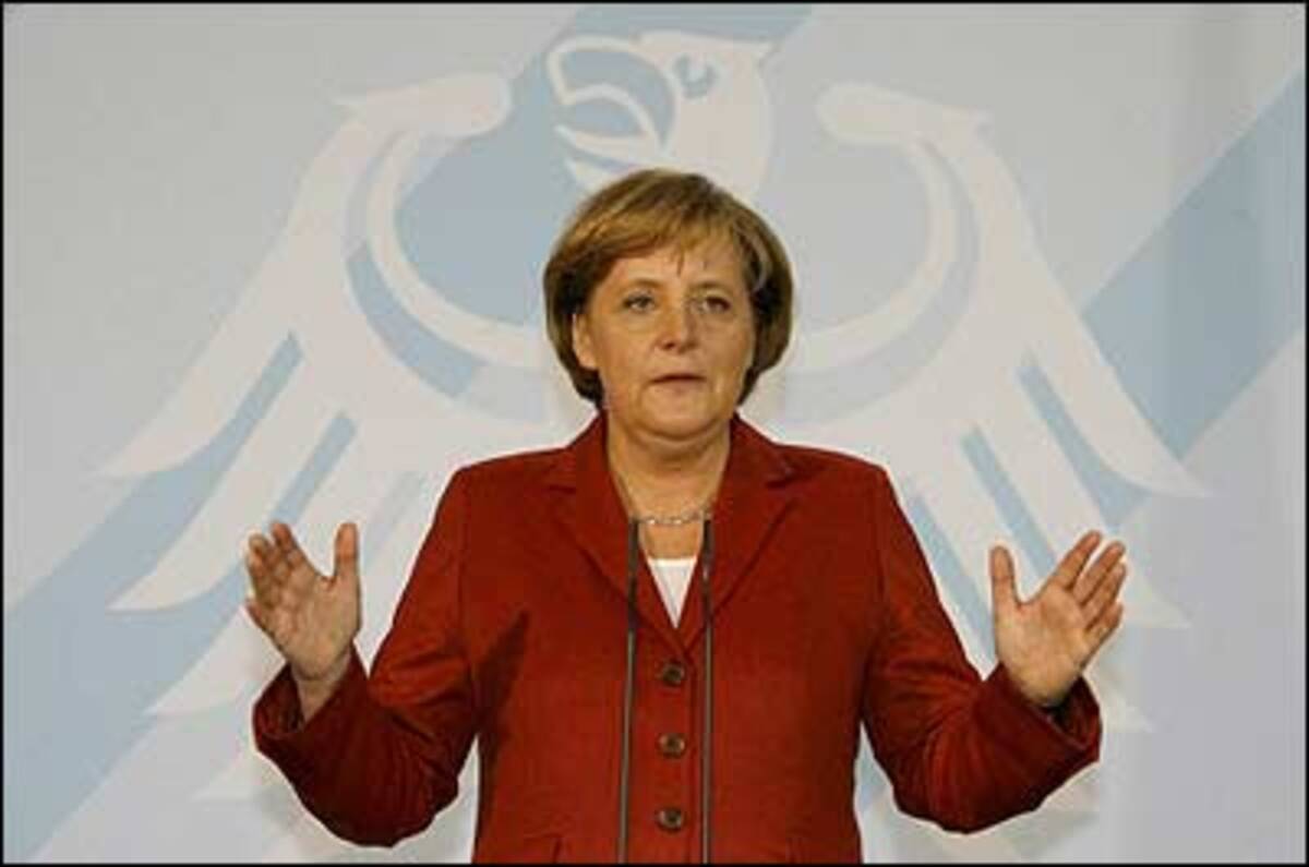 02. Februar 2006: Eine aktuelle ARD-Umfrage bescheinigt Merkel die historisch höchsten Beliebtheitswerte für einen Kanzler. 80 Prozent der Deutschen sind mit ihrer Arbeit zufrieden - nicht zuletzt durch ihre zunehmend souveräner werdenden Auftritte auf internationalem Parkett.