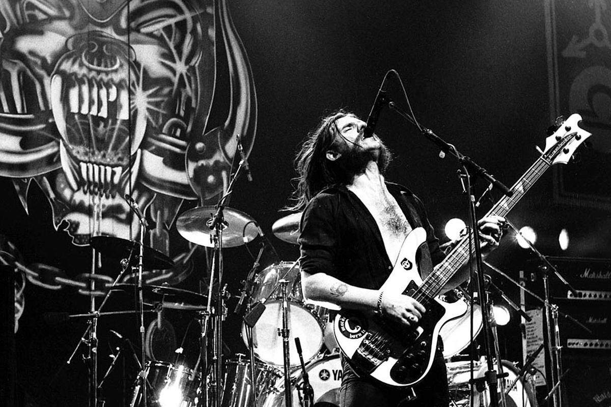 Bei ihren Konzerten, die Monate im Voraus ausverkauft sind, versammeln sich mittlerweile mehrere Generationen. Motörhead-Fans sind bedingungslos treu. Warum sich Lemmy entschied, Rock'n'Roll zu machen, dafür sind zu einem nicht geringen Anteil Frauen verantwortlich.
