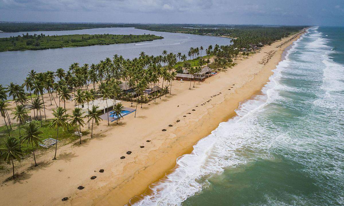Lagunen, Mangrovenwälder und breite Strände prägen die Küste rund um Lagos. Gebadet wird hier nicht, die Strömung ist sehr stark.