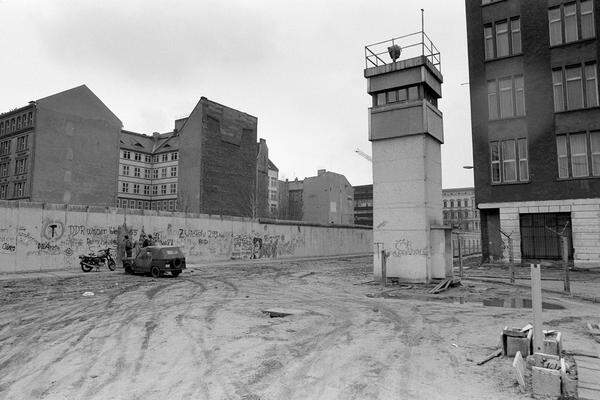 Ein verlassener Wachturm an der Ecke Zimmerstrasse/Charlottenstrasse im März 1990.