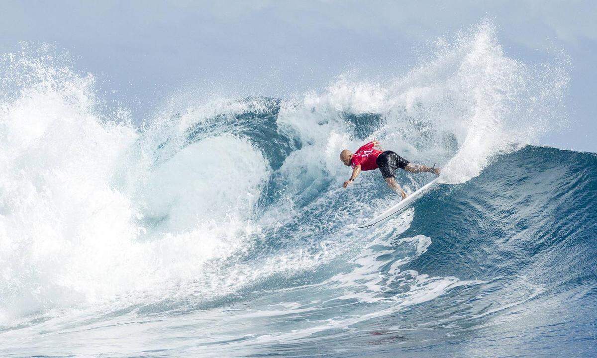 Surf-Legende Kelly Slater reitet die Wellen in Fidschi.