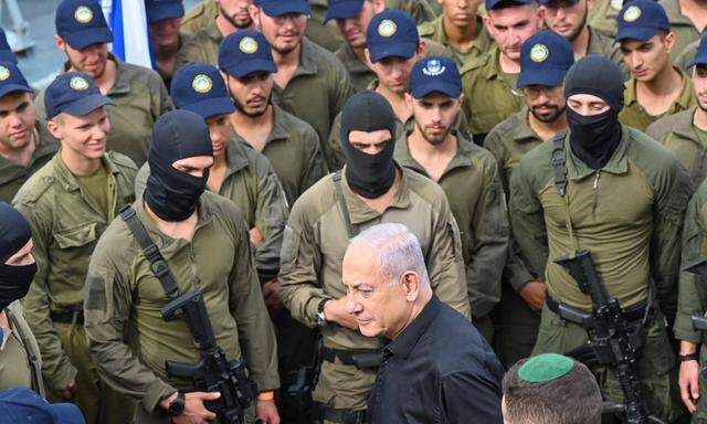 Benjamin Netanjahu beim Besuch der Truppe. Die Generäle werfen ihm vor zu zaudern.