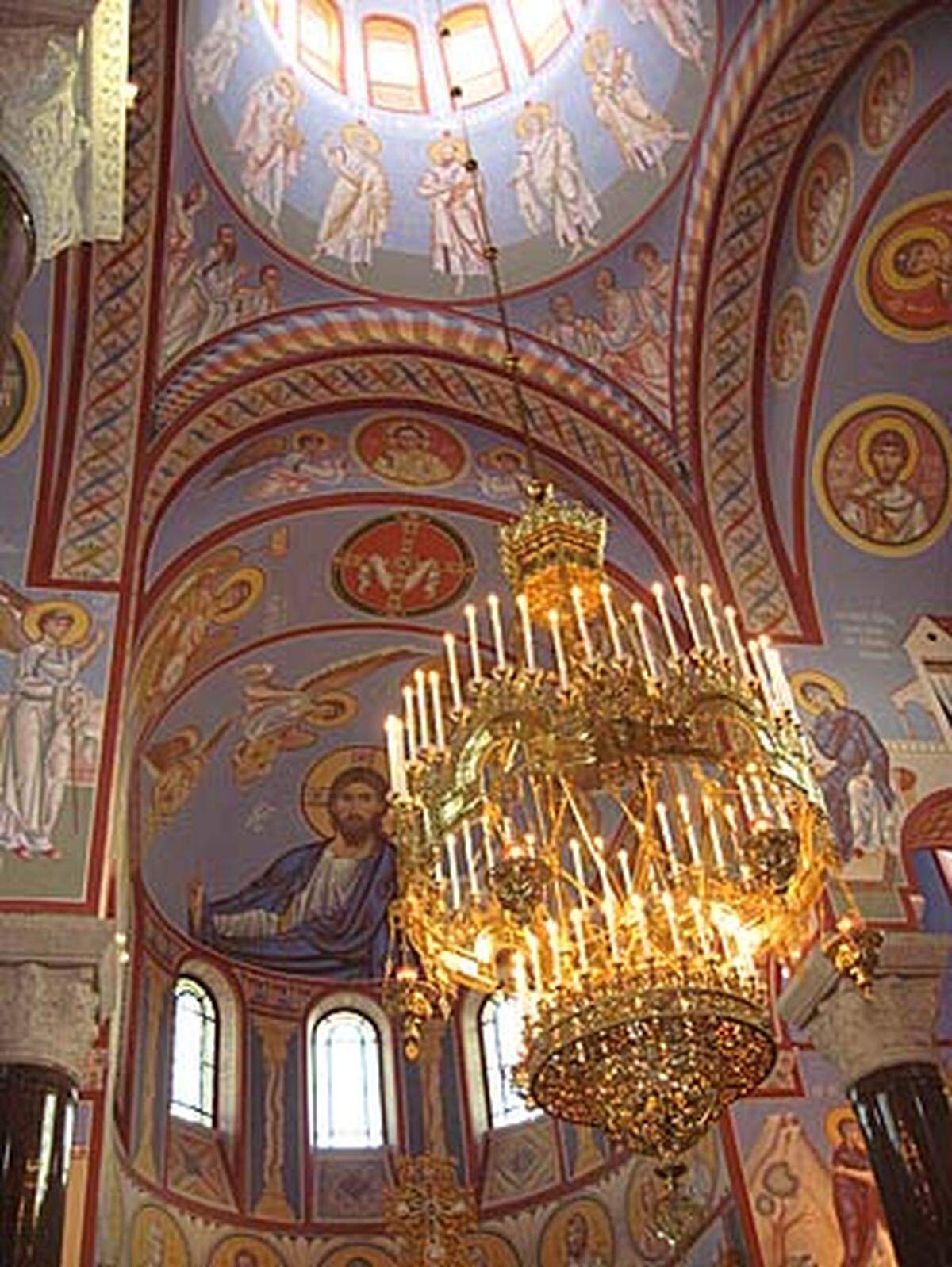 Der wichtigste russische Ikonograph Archimandrit Zenon hatte einen Freskenzyklus im typisch russisch-orthodoxen Stil entworfen und mit Hilfe seiner Schüler umgesetzt.