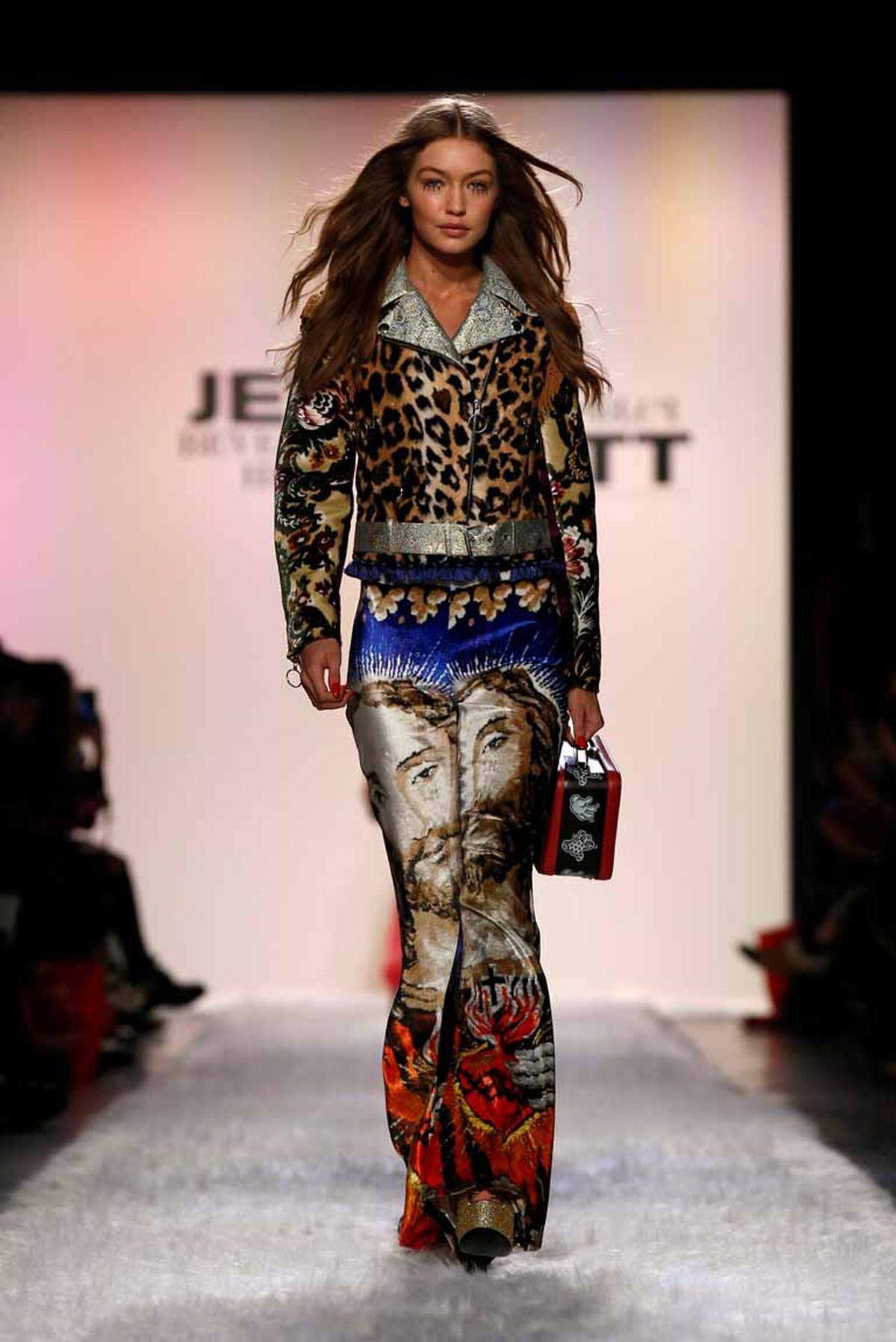 Animalprint und Jesus-Applikationen: So wild ging es bei Jeremy Scott zu.