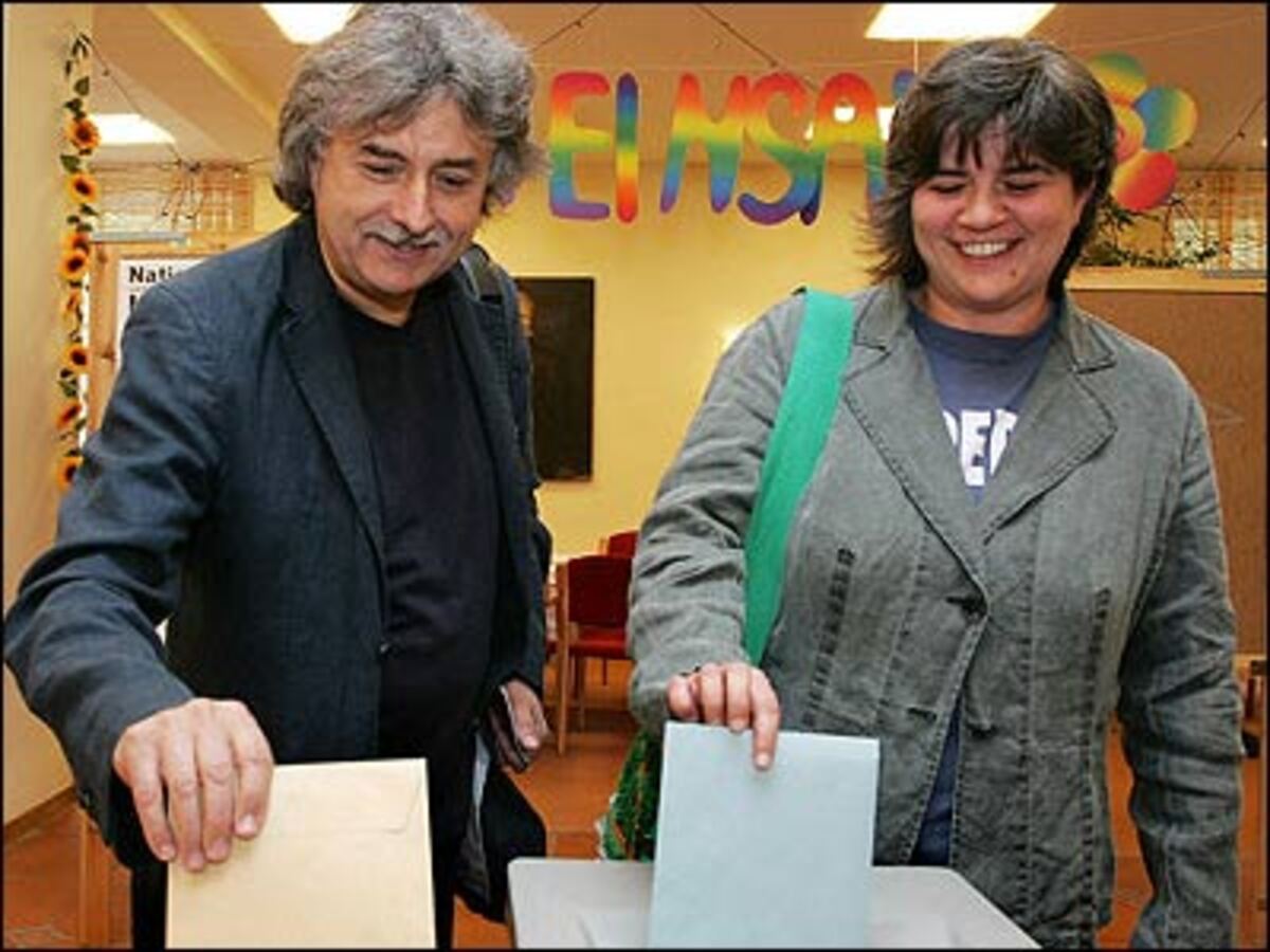 Mirko Messner und Melina Klaus (KPÖ) bei der Urne:"Mit viel Glück ist vielleicht ein Grundmandat drin." Derart zuversichtlich zeigten sich die KPÖ-Spitzenkandidaten Mirko Messner und Melina Klaus bei der Stimmabgabe in einem Pensionistenheim in der Nähe des Wiener Praters.