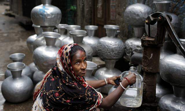 Skeptischer Blick: Brunnen in Bangladesch sollten Gesundheit bringen, viele brachten aber das „Wasser des Teufels“.