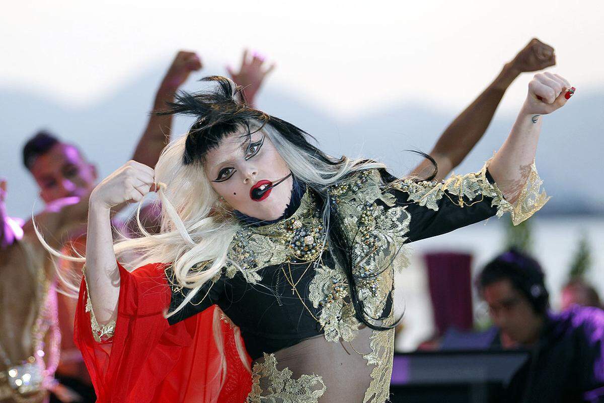 Mit Filmen hatte die Popsängerin Lady Gaga bislang zwar nichts zu tun, trotzdem ist sie zum Filmfestival Cannes gereist. Sie nutzte die Eröffnung des 64. Filmfestivals, um ihre neue Single "Judas" vorzustellen.
