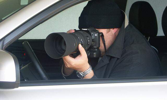 Fotograf im Auto / man photografing from car