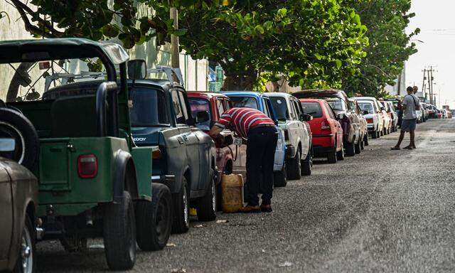 Eine der teilweise kilometerlangen Schlangen vor Tankstellen auf Kuba – momentan Alltag. Die Wartedauer beträgt mehrere Tage, viele Fahrer schlafen in ihren Autos.
