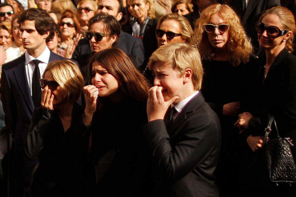 Tochter Maria Eugenia Martinez de Irujo und die Enkelkinder Cayetana und Luis Martinez vergossen während der Beerdigung viele Tränen.