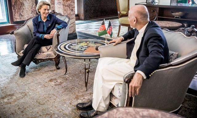 Deutschlands Verteidigungsministerin Ursula von der Leyen ist derzeit in Afghanistan zu Besuch - im Bild mit Präsident Aschraf Ghani.