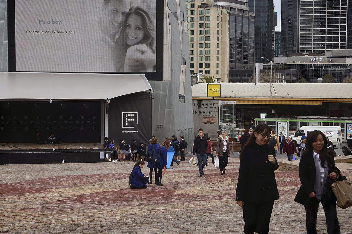 In Australien hieß man den royalen Nachwuchs über eine Videowall am Melbourne's Federation Square willkommen. Der Vertreter der australischen Republik-Bewegung, David Morris, merkte allerdings an, dass er sich auf eine Zukunft freue "in der ein australisches Staatsoberhaupt gleichberechtigt neben dem britischen Monarchen stehen kann".