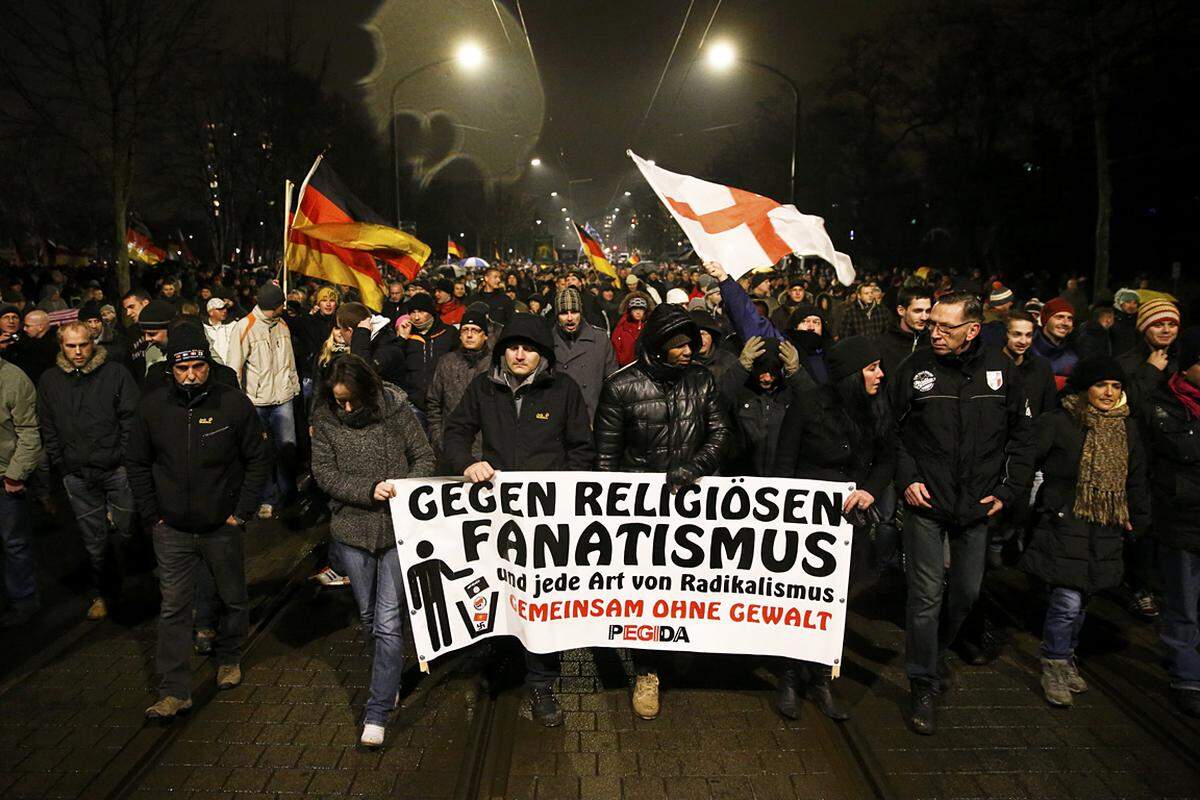 Tausende gingen am Montagabend in Deutschland auf die Straßen. Die "Patriotischen Europäer gegen die Islamisierung des Abendlandes" (Pegida) versammelten sich zum "Abendspaziergang" in mehreren Städten wie Berlin, Stuttgart oder München.