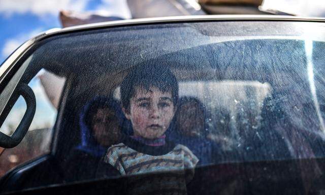 Eine Familie vor einem Checkpoint nach der Flucht aus Afrin.