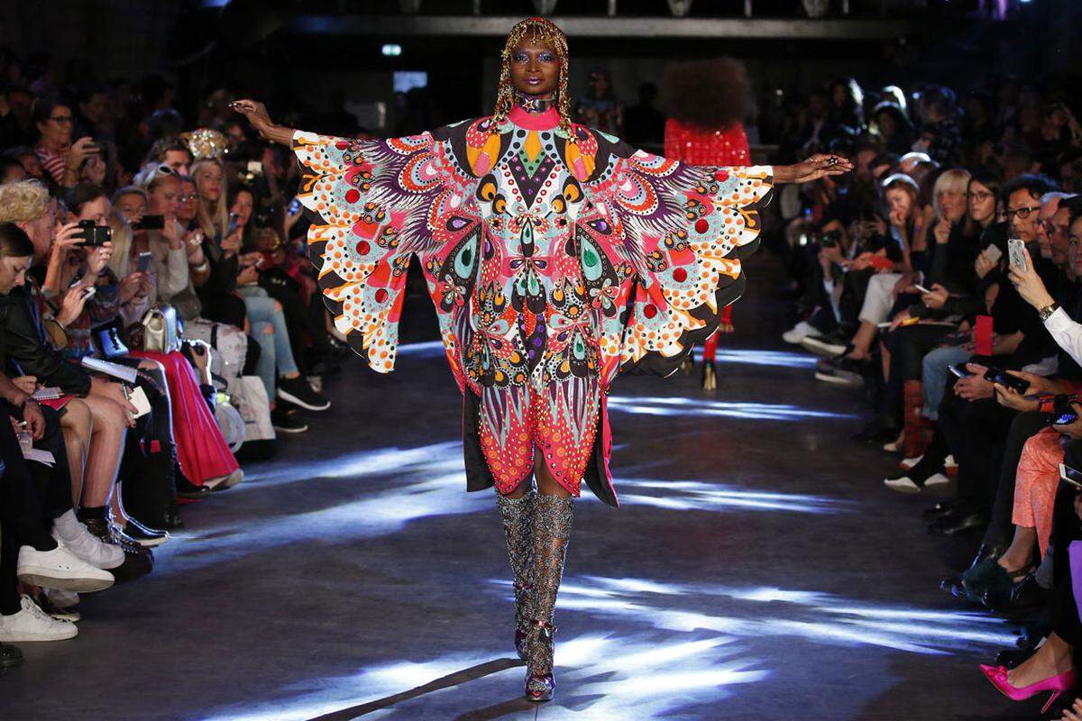 Plastikterne, riesige Maschen, Spitzensöckchen - Der Indische Designer Manish Arora ließ überdimensionale, folkloristische, Sechziger Jahre-Puppen über den Pariser Catwalk lauen.