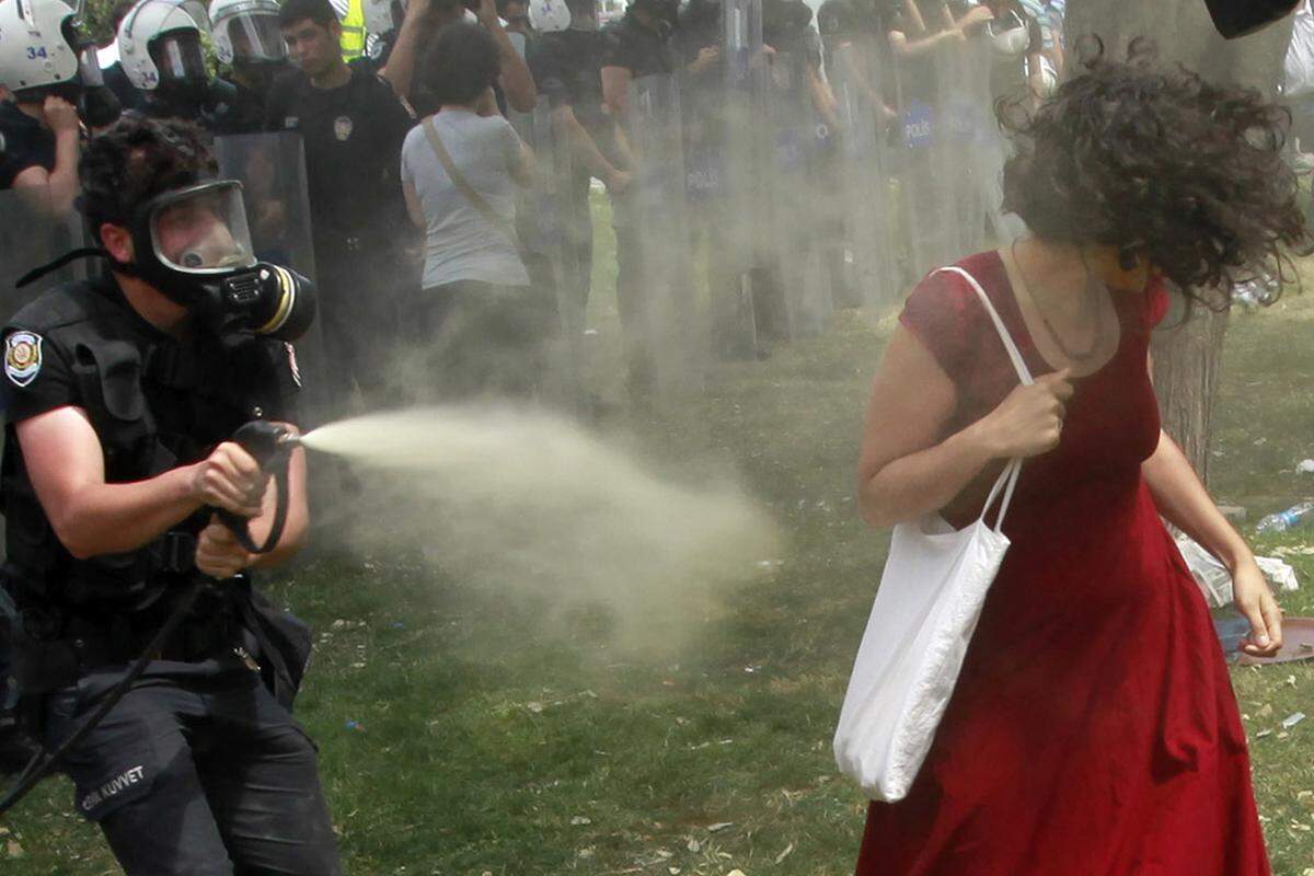 Die Szenen sollen sich auf dem zentralen Taksim-Platz abgespielt haben, der das Zentrum der seit Tagen andauernden Anti-Regierungsproteste ist. Aus nächster Nähe setzt ein Beamter gegen die Frau Tränengas ein.