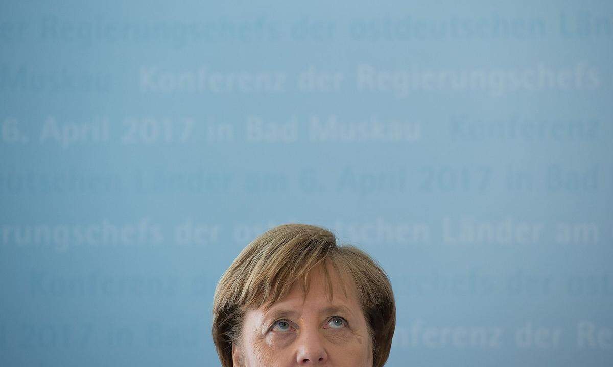Nun muss sich Merkel selbst der Kritik stellen, sie habe den richtigen Zeitpunkt zum Aufhören verpasst: Im November 2016 kündigt sie nach langem Zögern ihre vierte Kanzlerkandidatur an. "Die Wahl wird wie keine zuvor ... schwierig", sagte sie. Doch Merkel ist trotz der Flüchtlingskrise und der daraufhin einbrechenden Beliebtheitswerte für sie persönlich und die ganze Union konkurrenzlos in der CDU. Im September stellt sie daher ihren Rückhalt in der Bevölkerung gegen SPD-Kandidat Martin Schulz auf die Probe.