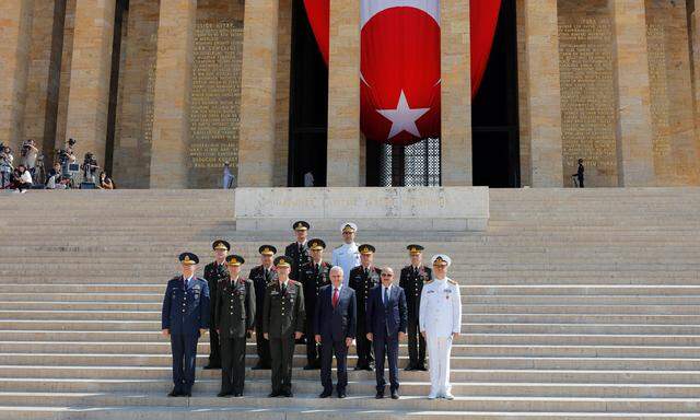 Vor dem Atatürk-Mausoleum: Der türkische Premier, Binali Yıldırım (Dritter v. r.), flankiert von den Topgenerälen des Landes. 