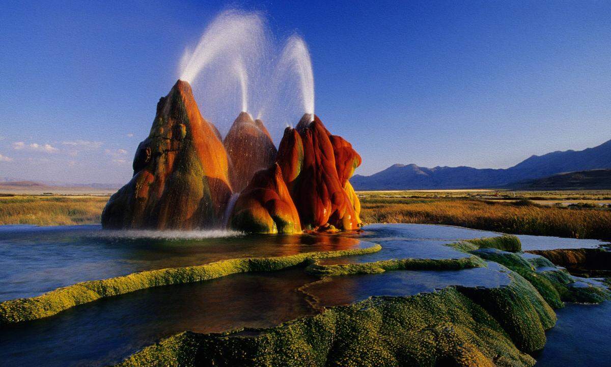 Die Natur ist der begabteste Künstler, manchmal hilft aber auch der Mensch nach. Der Fly Geyser in Nevada ist bei einer Bohrung 1964 entstanden. Seitdem sprudelt heißes Wasser an die Oberfläche, die Mineralien arbeiten stetig an einem skulpturalen Springbrunnen. Leider steht dieses Kunstwerk auf einem Privatgrundstück.