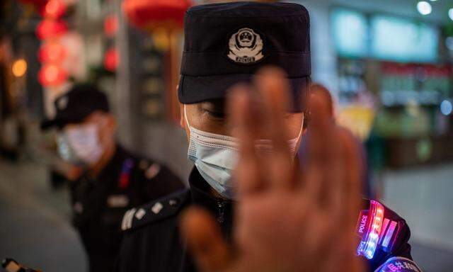 Polizisten in den Straßen Pekings. Chinas Sicherheitskräfte setzten die Null-Covid-Maßnahmen rigoros durch. 