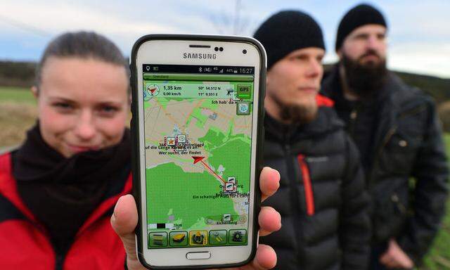 Geocaching treasure hunt via GPS