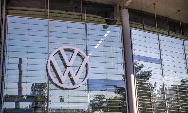 Der Volkswagen-Konzern hat im vergangenen Jahr deutlich mehr Fahrzeuge verkauft als im schwachen Vorjahr. 