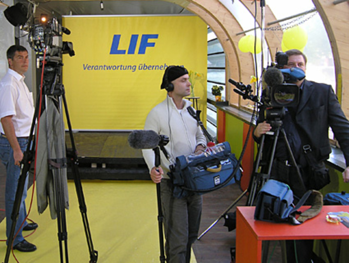 Fazit bis 16:30 Uhr am Wahltag: Wenige LIF-Anhänger, aber zahlreiche Journalisten bevölkerten das Badeschiff. Die Stimmung war eher gedämpft.Es hieß: Warten auf die Spitzenkandidaten.