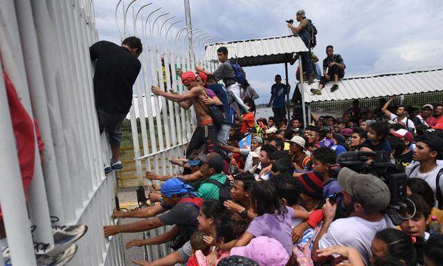 Flüchtlinge überqueren die Grenze