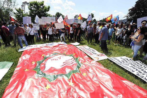 Andere Demonstranten kritisieren vor allem die Gesellschafts- und Medienpolitik des türkischen Premiers. "Die Medien in der Türkei lügen, Erdogans Medien.