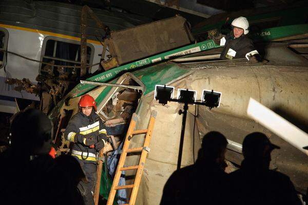 Ein Feuerwehrmann sagte TVN24, sie seien in Kontakt mit mehreren Menschen, die in den zerstörten Zügen eingeschlossen seien.