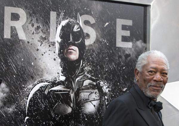 Morgan Freeman ist Bruce Wayne ein weiteres Mal als Lucius Fox treu geblieben. Auf drei Kontinenten wurde gedreht: In Amerika, Indien und Großbritannien.