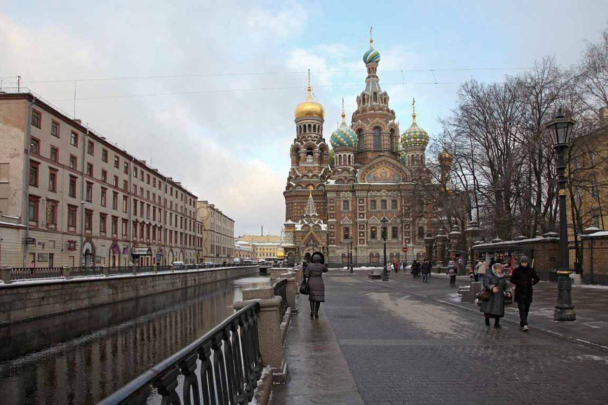 Die Memorialkirche in St. Petersburg orientierte sich optisch an altrussischer Kunst, was sie entsprechend auffällig macht. Zuerst war sie eher als Denkmal denn als Kirche konzipiert, dann wurde sie Konzerthalle, Museum und Theater ehe sie 1997 nach 27 Jahren Renovierung als Museum wiedereröffnet wurde.