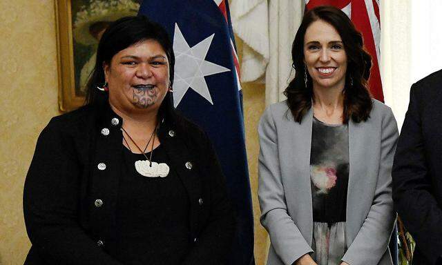 Nanaia Mahuta (li.) trägt ein traditionelles Moko-Tattoo auf dem Kinn - im Bild mit Neuseelands Ministerpräsidentin Jacinda Ardern.
