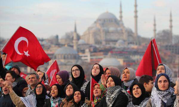 Inmitten des anhaltenden Konflikts zwischen Israel und der Hamas versammeln sich Menschen in Istanbul nach dem ersten Morgengebet des neuen Jahres in Solidarität mit den Palästinensern.