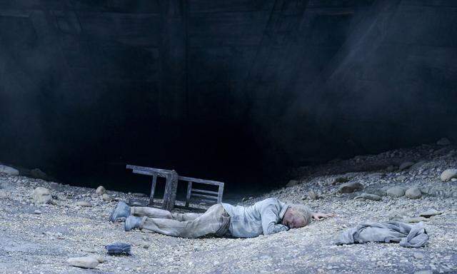 Ein verstörendes Lebensbild als Theater zum Angreifen auf der Müllhalde: Markus Butter als Fischer Johannes in Haas' „Morgen und Abend“.