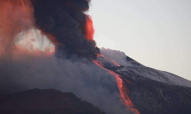 Italien, Vulkan �tna auf Sizilien ausgebrochen Catania, February 16, 2021 - Today s spectacular eruption of Etna, a paro