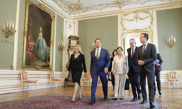 Aufmarsch in der Hofburg:  Arnold Schwarzenegger mit seiner Freundin Heather Milligan (l.), Doris Schmidauer, Bundespräsident Alexander Van der Bellen und Bundeskanzler Christian Kern (v. l.).