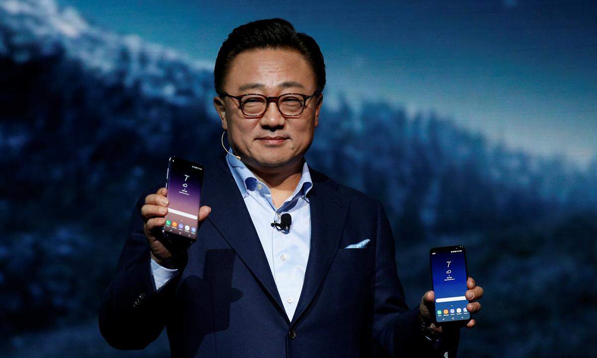 Jahre später, neuer Chef, selbe Pose. In Barcelona präsentierte DJ Koh, Nachfolger von Shin, das Galaxy S7. Das S7 merzte ein paar Schwachstellen des S6 aus. Es ist wasserabweisend, der microSD-Slot war wieder vorhanden. Der Akku blieb jedoch fest verbaut, was der Bauart geschuldet ist. >>> Galaxy S7 Edge: Eine Liebeserklärung an Gamer