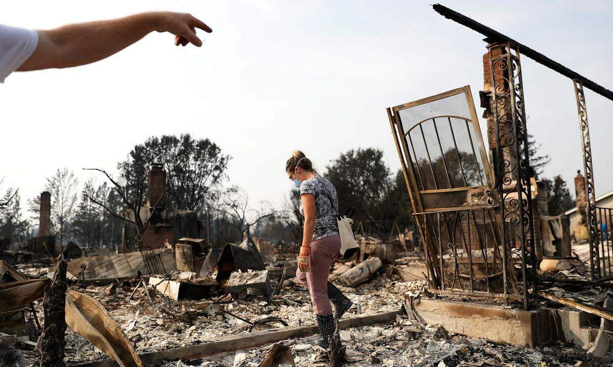 Mehr als 100 Menschen wurden verletzt, viele wurden auch in der Nacht auf Mittwoch weiterhin vermisst. 20.000 Menschen wurden in Sicherheit gebracht.Im Bild: ein zerstörtes Viertel in Santa Rosa