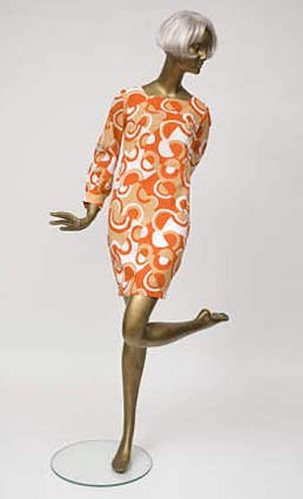  Im Bild: Mini-Kleid mit langen Ärmeln