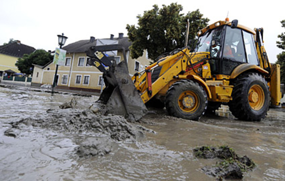 Das Bundesheer hat seine Kräfte für den weiteren Kriseneinsatz und die Aufraumarbeiten auf 650 Mann verstärkt. Ein Bagger beim Räumen in Emmersdorf (Bezirk Melk)